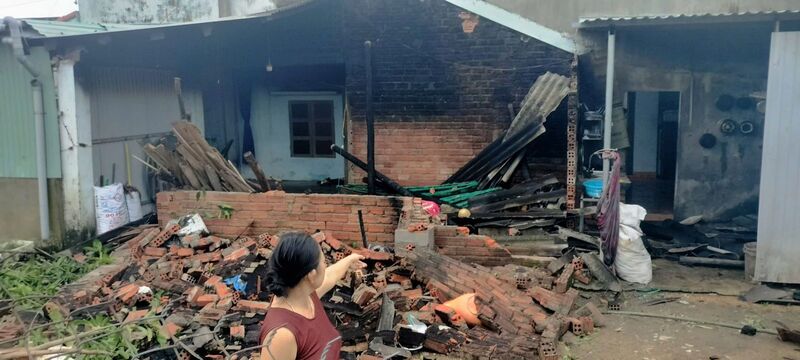 Nhiều ngôi nhà bị gió đẩy sập tường.