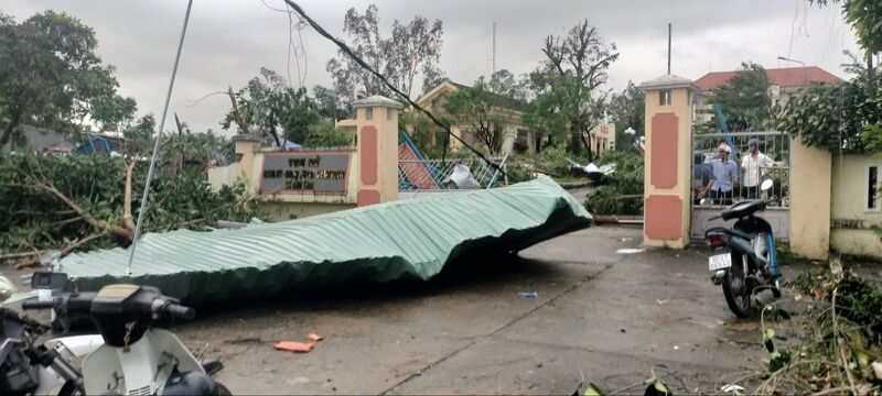 Trụ sở UBND xã Tam Thái (cũ) bị giông lốc phá hư nhiều vật, kiến trúc.