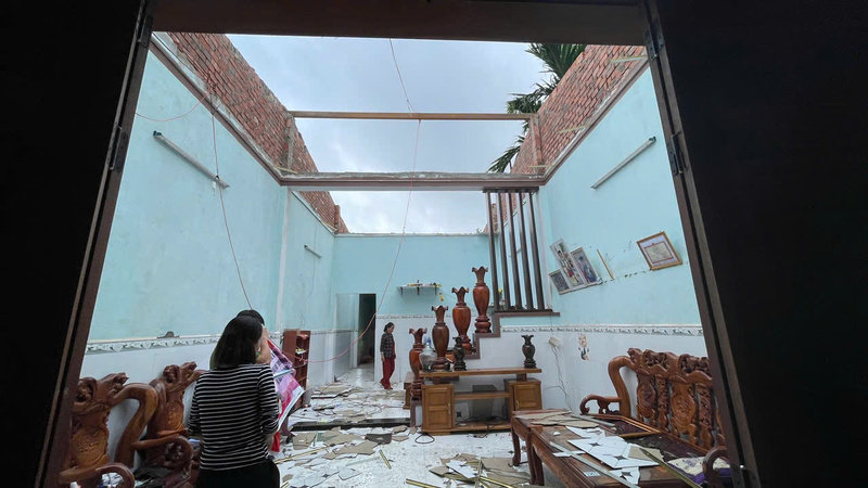 Nhà của bà Lê Thị Mỹ Nga (thôn Hòa Lang, phường Hương Trà) bị gió cuốn tốc mái hoàn toàn.