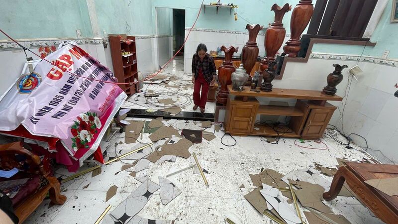 Nhiều vật dụng trong nhà bị hư hỏng nặng.