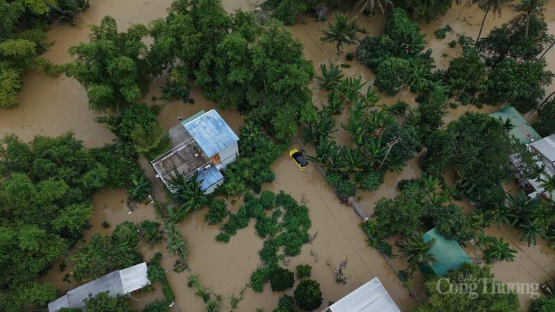 Mưa lớn kéo dài khiến nhà cửa và tài sản của người dân chìm trong biển nước.