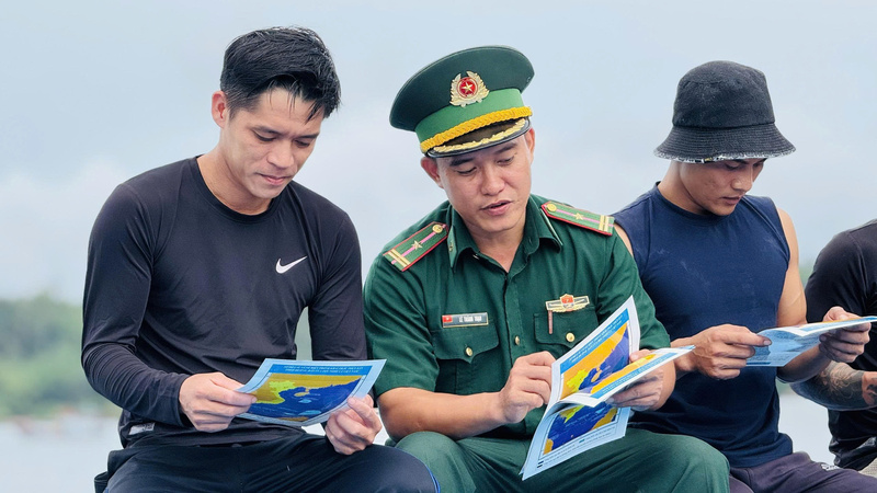 Lực lượng Bộ đội Biên phòng tỉnh Quảng Ngãi đang đẩy mạnh tuyên truyền cho các ngư dân trong việc chống khai thác IUU.