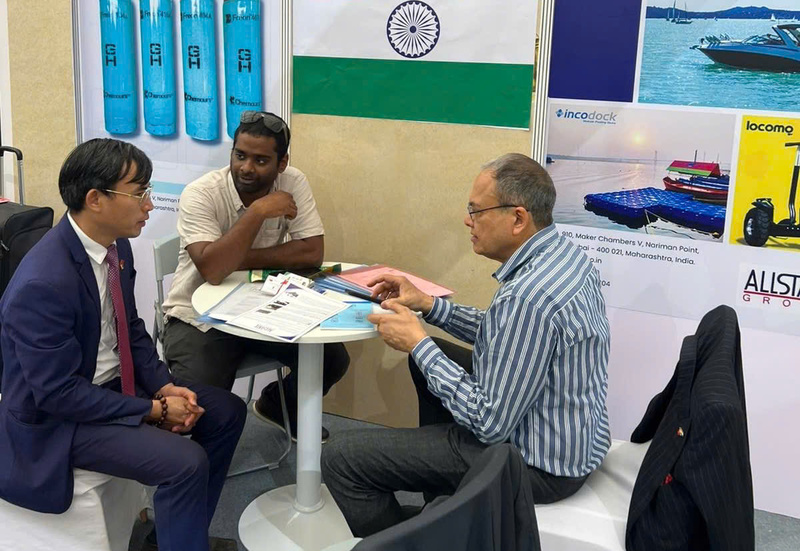 Cán bộ Thương vụ hỗ trợ doanh nghiệp hai nước thực hiện kết nối giao thương trực tiếp. Ảnh: NVCC