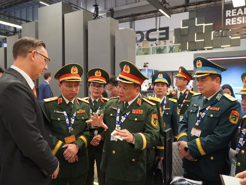 Thượng tướng Hoàng Xuân Chiến trao đổi với doanh nghiệp quốc phòng của UAE và nhiều quốc gia khác. Ảnh BQP.