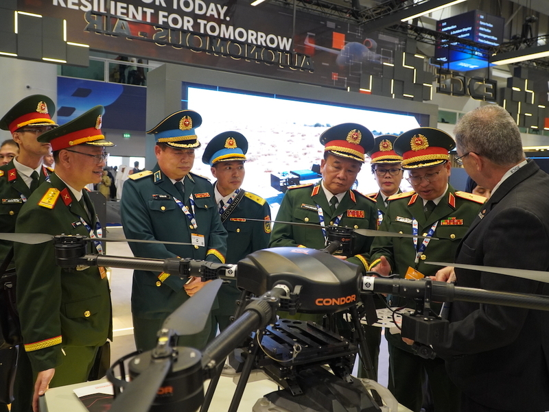 Triển lãm hàng không Dubai là một trong những triển lãm hàng không quốc tế hàng đầu thế giới. Triển lãm năm nay có gần 1.500 đơn vị tham dự đến từ 98 quốc gia, với gần 200 máy bay được trưng bày.