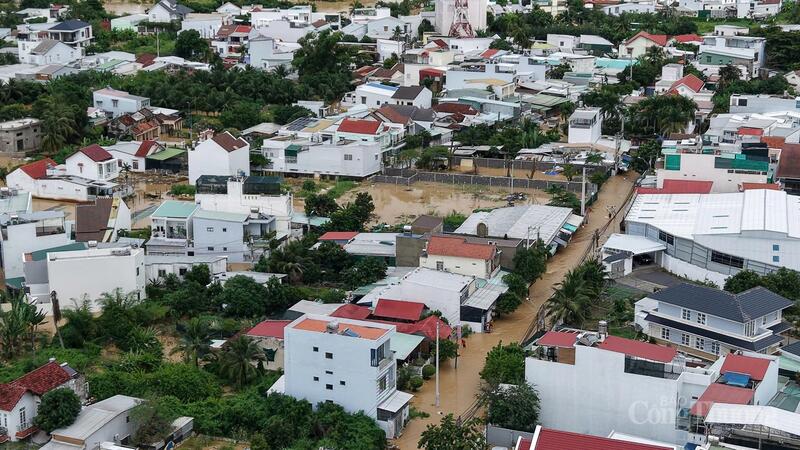 Mưa lớn kéo dài nhiều ngày gây ngập úng, giao thông bị tê liệt.