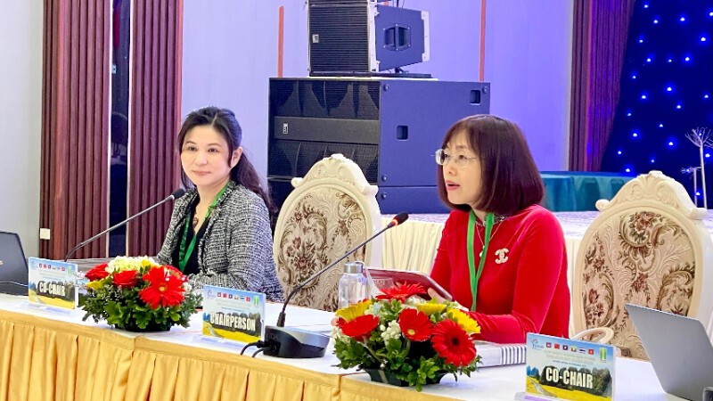 Phó Cục trưởng Cục Du lịch Quốc gia Việt Nam Nguyễn Thị Hoa Mai (bên phải) phát biểu tại phiên họp. Ảnh: Văn Lúa-Yến Trinh