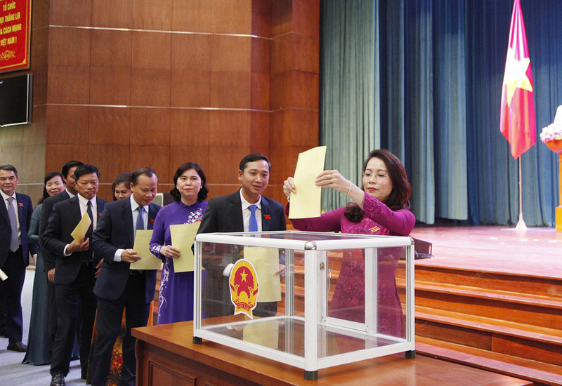 Các đại biểu HĐND tỉnh bỏ phiếu bầu chức danh Chủ tịch UBND tỉnh nhiệm kỳ 2021 - 2026. Ảnh: Báo Bắc Ninh