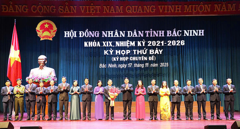 Các đồng chí lãnh đạo tỉnh chúc mừng đồng chí Phạm Hoàng Sơn. Ảnh: Báo Bắc Ninh