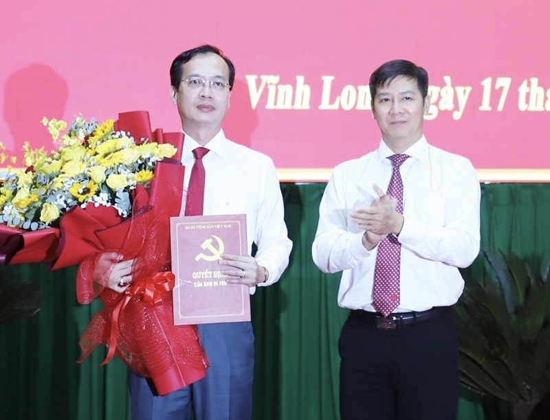 Ông Trần Trí Quang (bên trái) đươc điều động giữ chức Phó Bí thư Tỉnh ủy Vĩnh Long