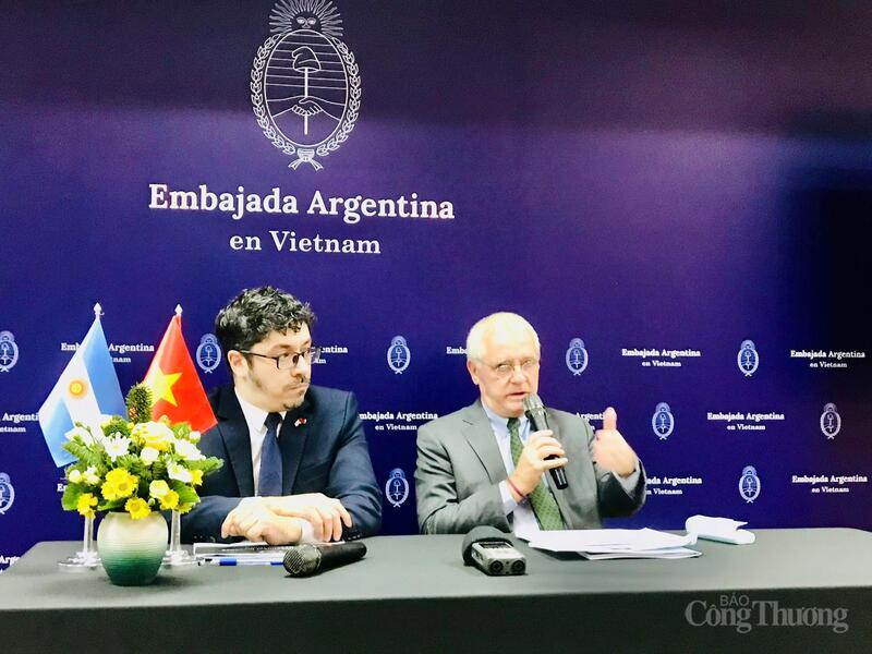 Đại sứ Marcos Antonio Bednarski (bên phải) phát biểu tại hội thảo. Ảnh: Hoa Quỳnh.