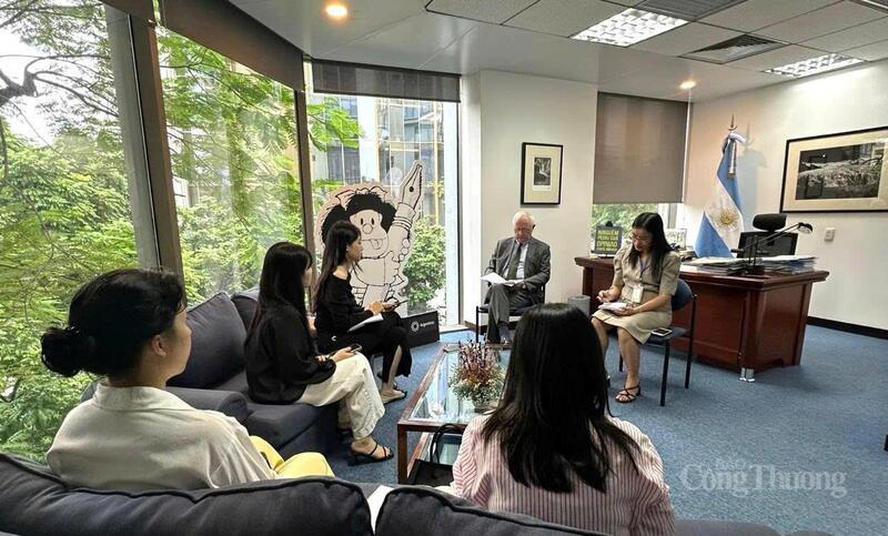 Đại sứ Marcos Antonio Bednarski trao đổi về hợp tác thương mại, đầu tư Việt Nam - Argentina bên lề hội thảo. Ảnh: Hoa Quỳnh.