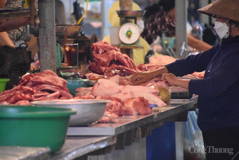 Để chủ động nguồn cung thịt lợn, các doanh nghiệp chăn nuôi và hệ thống phân phối đã chủ động xây dựng kế hoạch dự trữ. Ảnh: Hoàng Chiến