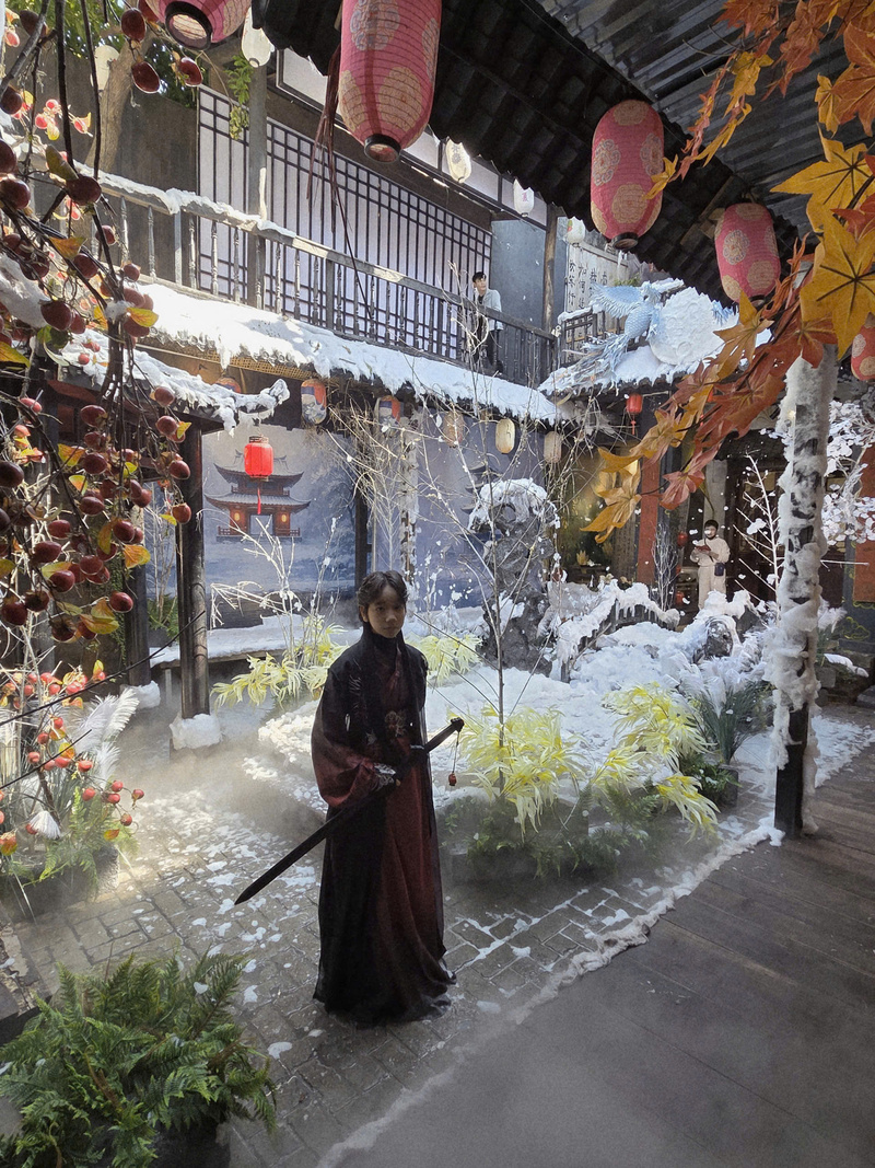 Góc sân mô phỏng bối cảnh cổ trang Á Đông.