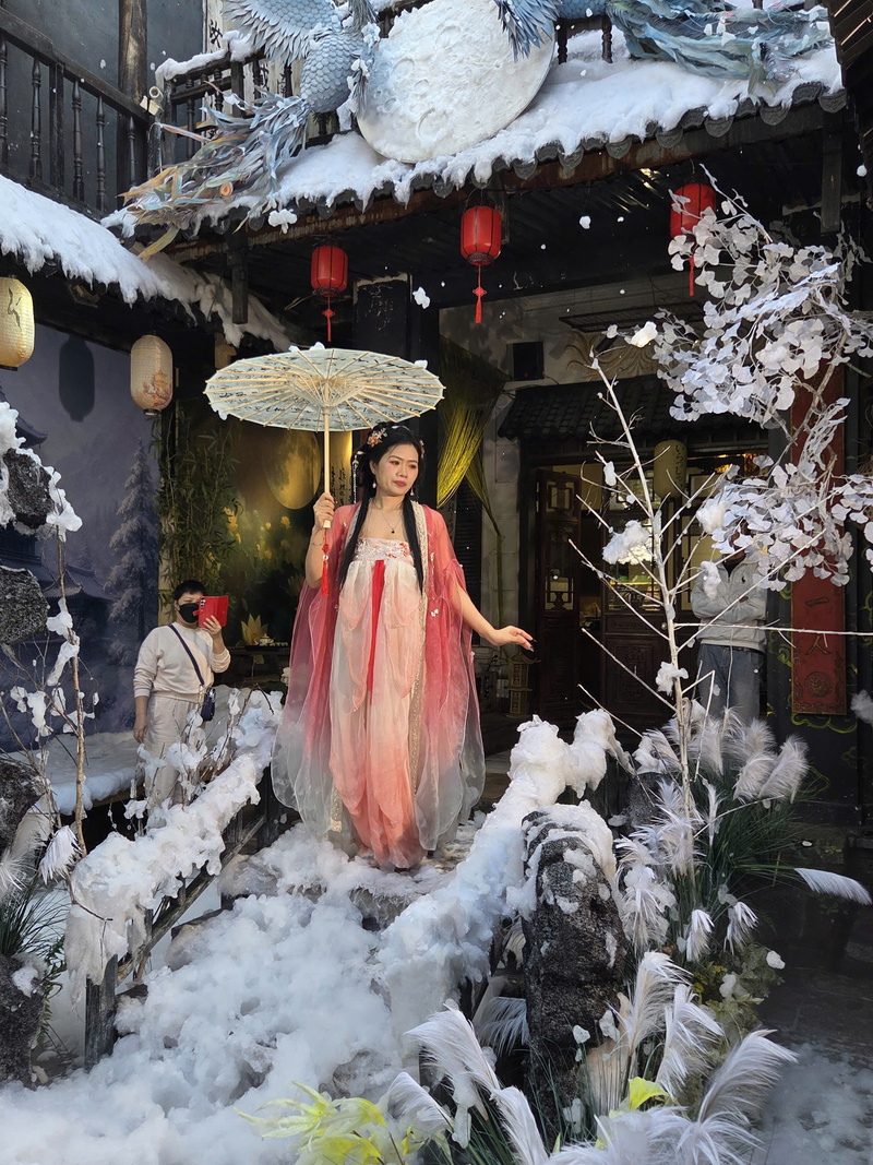 Không gian tuyết rơi kết hợp cầu gỗ và đèn lồng đỏ giúp khách dễ dàng có được những bộ hình cổ trang chỉn chu ngay tại quán.