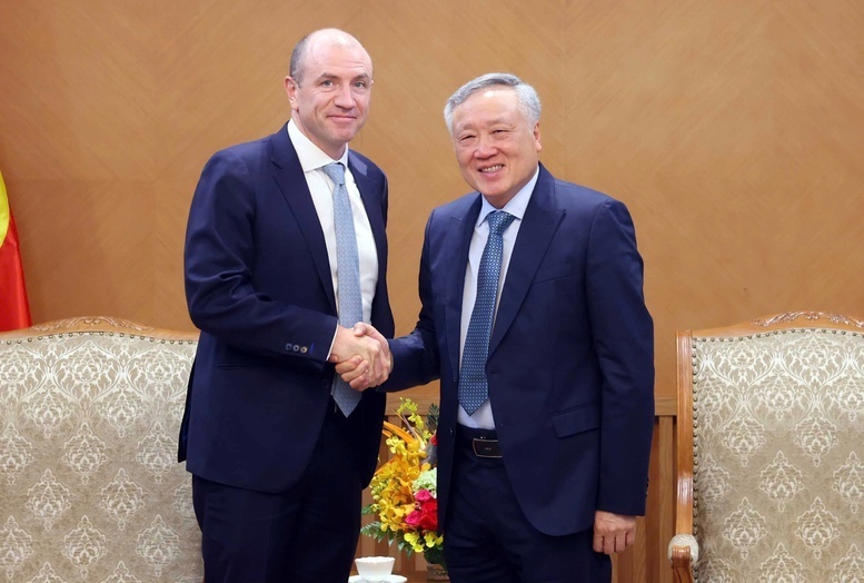 Phó Thủ tướng Thường trực Chính phủ Nguyễn Hòa Bình tiếp ông Richard Sell, Tổng Giám đốc Tập đoàn Haeco - Ảnh: VGP/Nguyễn Hoàng