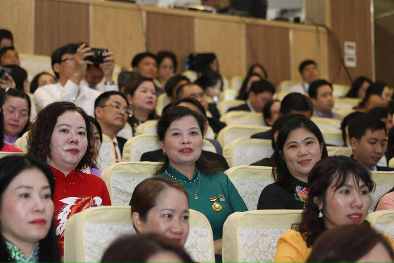 Dự lễ hôm nay có hơn 300 đại biểu ưu tú, điển hình tiên tiến xuất sắc được bầu chọn từ Hội nghị điển hình tiên tiến các cấp và các tập thể, cá nhân điển hình tiên tiến trong các phong trào thi đua yêu nước. Ảnh: Lê Cường.