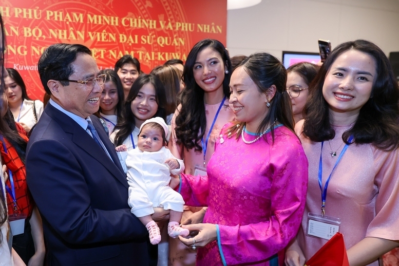 Thủ tướng và bà con kiều bào - Ảnh: VGP/Nhật Bắc