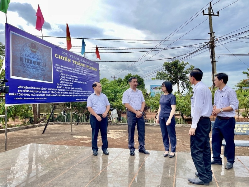 Phó Chủ tịch UBND tỉnh Nguyễn Thị Thanh Lịch đến thăm Di tích lịch sử chiến thắng Plei Me (xã Ia Pia).