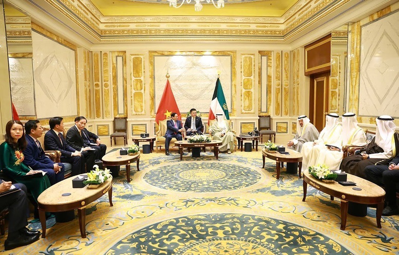 Thủ tướng Chính phủ Phạm Minh Chính đề nghị Quốc vương Kuwait tiếp tục quan tâm thúc đẩy quan hệ hai nước phát triển tương xứng với quy mô, yêu cầu mới, chú trọng đẩy mạnh và tạo đột phá. Ảnh: VGP/Nhật Bắc