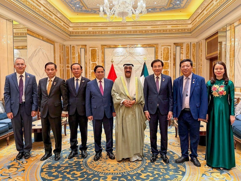 Thủ tướng Phạm Minh Chính, đoàn đại biểu Việt Nam chụp ảnh với Quốc vương Kuwait - Ảnh/VGP/Nhật Bắc