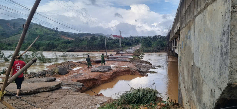 Hệ thống đường giao thông ở xã Yang Mao bị hư hỏng. Ảnh: Tiến Thoại.