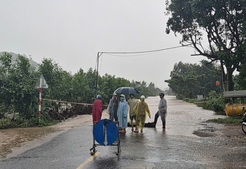 Quốc lộ 29 bị ngập. Ảnh: Phạm Lâm.