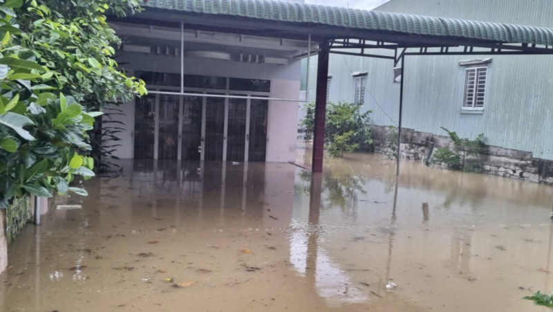 Nhà một hộ dân ở xã Cư Pui bị ngập. Ảnh: Tiến Thoại.