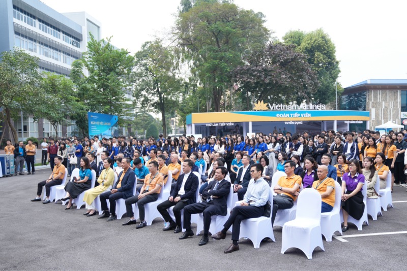 Rất đông bạn trẻ ghé thăm các khu tương tác, tìm hiểu về quy trình vận hành và những công việc đặc trưng trong ngành hàng không. Những trải nghiệm này giúp họ cảm nhận rõ hơn môi trường làm việc và tinh thần chuyên nghiệp của các cán bộ nhân viên Vietnam Airlines.