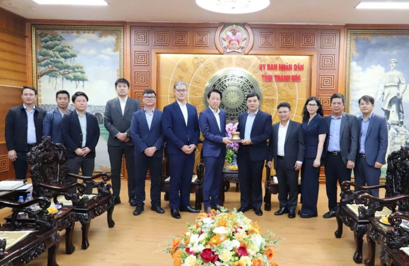 Lãnh đạo tỉnh Thanh Hóa tặng quà lưu niệm cho lãnh đạo Tập đoàn Sumitomo. Ảnh: Hoài Anh