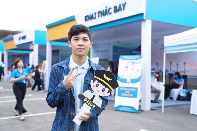 Khu vực trải nghiệm buồng lái mô phỏng khiến nhiều bạn trẻ thêm trân trọng công việc đòi hỏi bản lĩnh, kỷ luật và kỹ năng tuyệt đối chính xác của đội ngũ phi công. Bạn Gia Bảo, sinh viên năm nhất Trường Đại học Kinh tế Quốc dân cho biết: "Từ lâu, em đã ước mơ trở thành người điều khiển tàu bay và hoạt động hôm nay giúp em hình dung rõ hơn con đường phía trước, tiếp thêm động lực để nỗ lực đáp ứng các yêu cầu và hy vọng một ngày không xa được khoác lên mình bộ đồng phục phi công của Vietnam Airlines.”