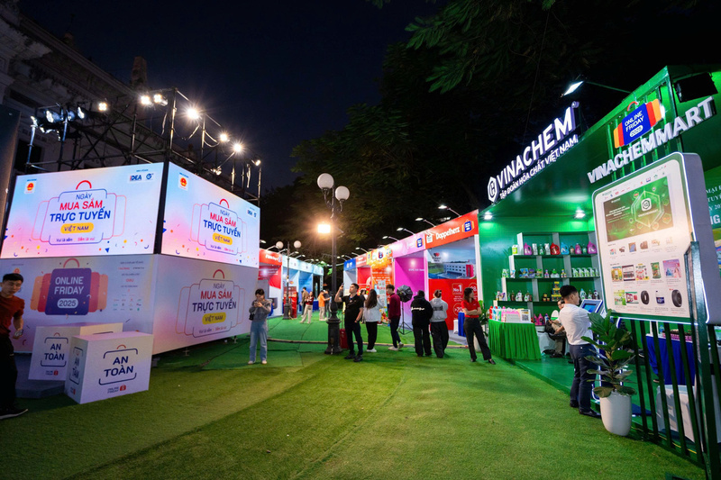 Các gian trưng bày tại Chương trình Online Friday 2025.