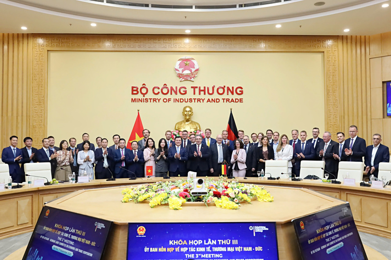 Các đại biểu chụp ảnh chung sau Khóa họp. Ảnh: Ngọc Châm