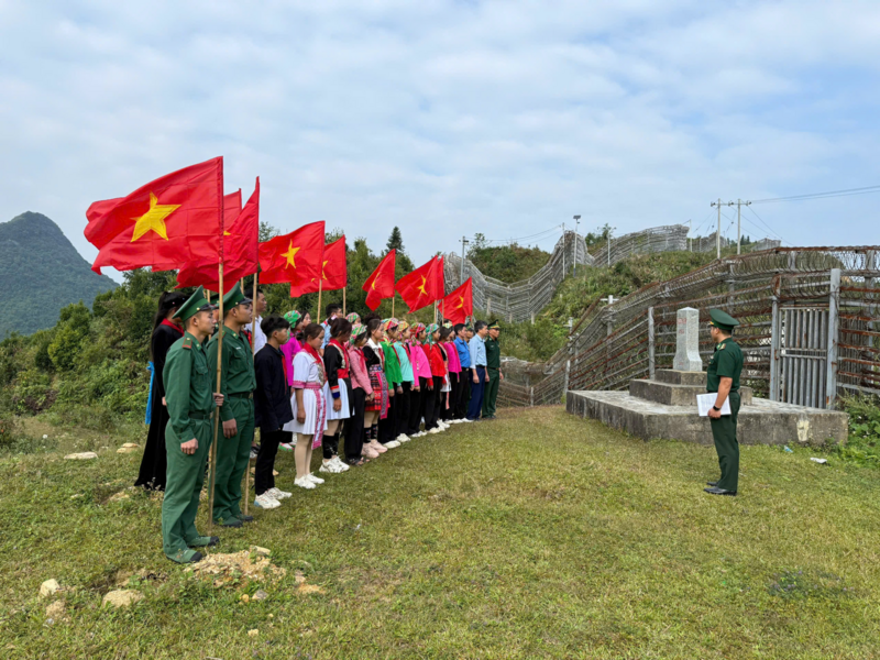 Đồn Biên phòng Sơn Vĩ tuyên truyền Luật Biên phòng Việt Nam thông qua tiết học biên cương trên biên giới