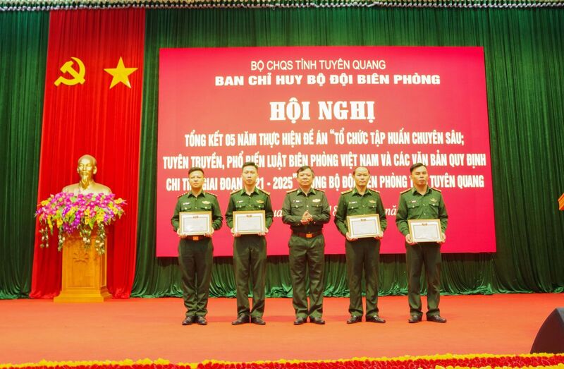 Ban Chỉ huy BĐBP Tuyên Quang trao thưởng cho các tập thể, cá nhân có thành tích xuất sắc trong thực hiện Đề án tuyên truyền, phổ biến Luật Biên phòng giai đoạn 2021 – 2025