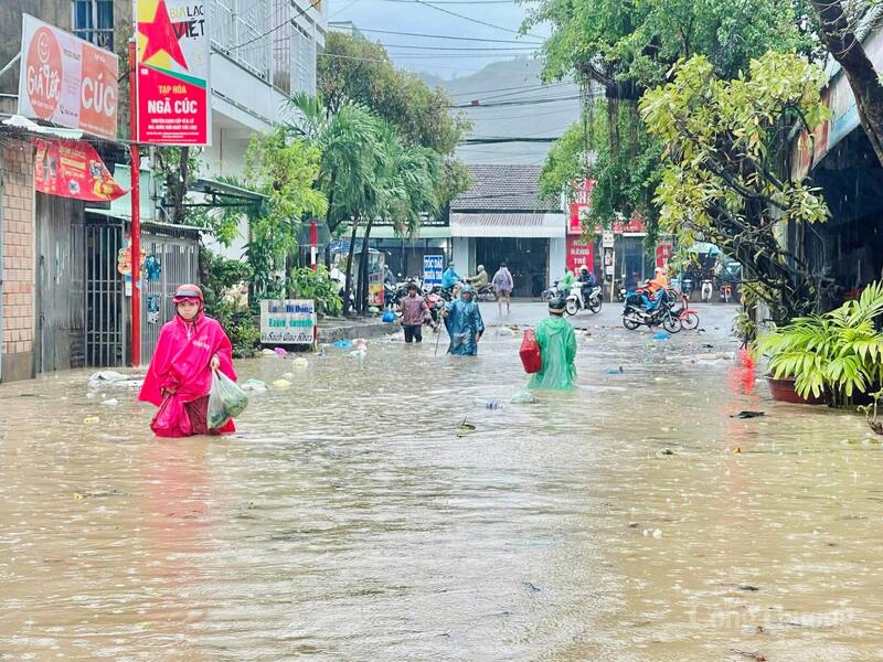 Phường Quy Nhơn Bắc ngập sâu trong nước.