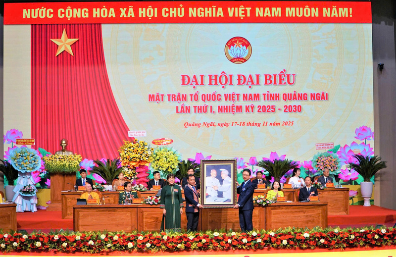 Trưởng Ban Dân tộc và Tôn giáo, Ủy ban Trung ương MTTQ Việt Nam Nguyễn Văn Thanh tặng hoa chúc mừng Đại hội