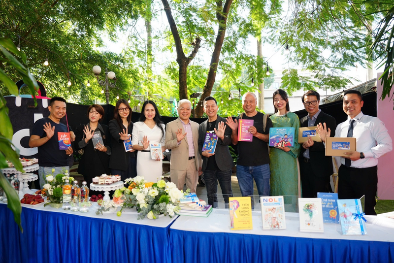 Đại diện Cục Thương mại điện tử và Kinh tế số và đại diện TikTok Việt Nam chụp ảnh chung cùng nhóm tác giả của các đầu sách thương mại điện tử đang được quan tâm trên thị trường.