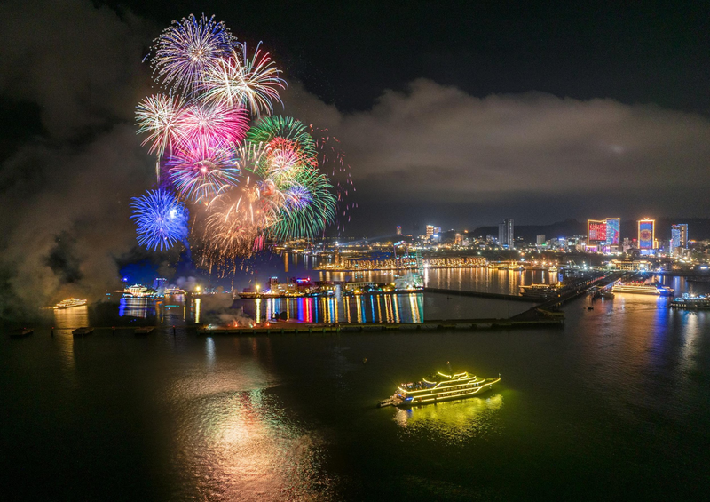 Các sự kiện, lễ hội được tổ chức thường xuyên thu hút khách du lịch đến với Bãi Cháy, mở ra cơ hội đầu tư lưu trú, bất động sản. Ảnh: Ánh Dương.