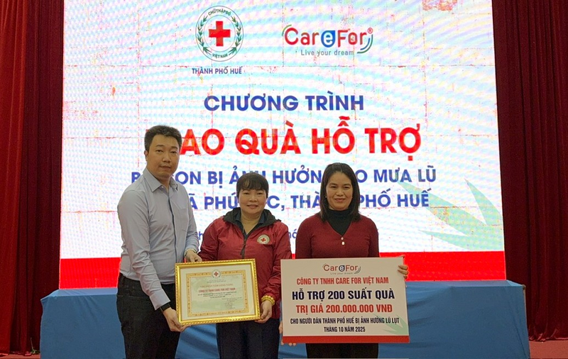 Đại diện CFVN trao ủng hộ cho bà con tại Huế