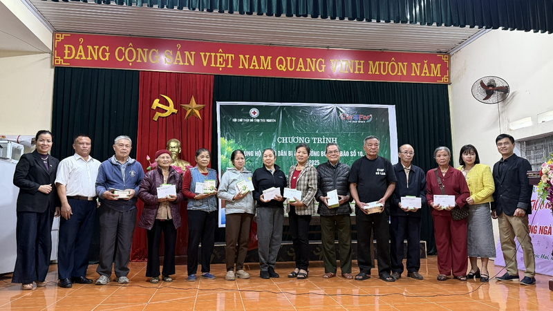 Người dân tại Thái Nguyên vui vẻ nhận tiền hỗ trợ từ CFVN