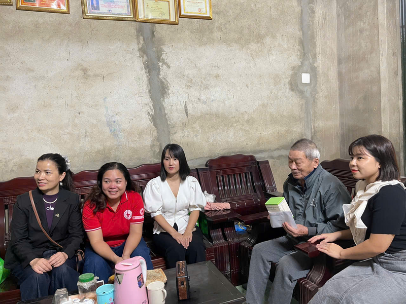 Ông Lê Văn Phúc - Hội nạn nhân chất độc da cam Thái Nguyên nhận quà hỗ trợ từ CFVN