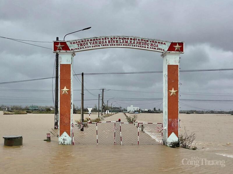 Lực lượng chức năng chốt chặn, không cho người dân qua lại một số tuyến đường tại xã Phước Hoà.