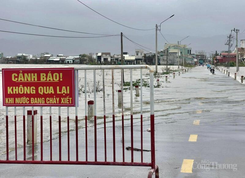 Biển báo và rào chắn cấm người và phương tiện qua lại các đoạn bị ngập nước.