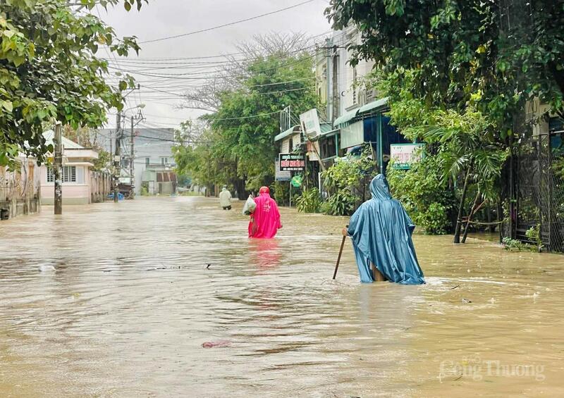 Người dân lội bì bõm khi di chuyển tại phường Quy Nhơn Bắc.