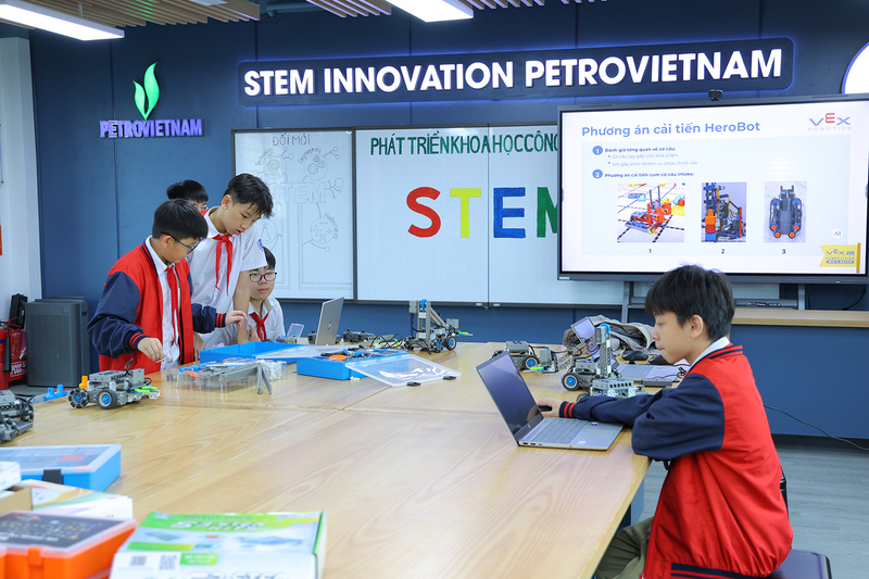 Các em học sinh tại phòng STEM