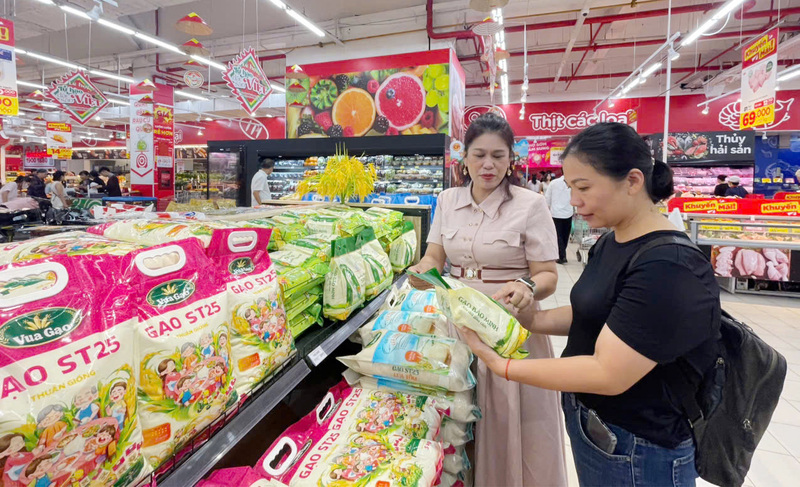 លោកស្រី Bui Thi Hanh Hieu អគ្គនាយកក្រុមហ៊ុន Bao Minh Agricultural Products Processing and Trading Joint Stock Company បានសន្ទនាជាមួយអ្នកសារព័ត៌មាន Cong Thuong News អំពីរឿងកសិផលវៀតណាម។ រូបថត៖ ដេត ឡឺ