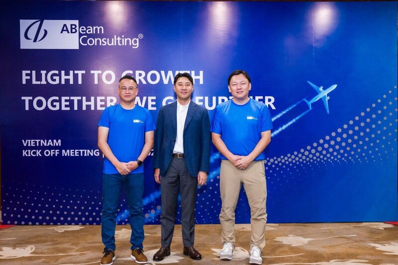 Ông Ryohei Oda (ngoài cùng bên phải)