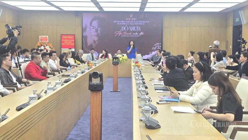 Các đại biểu tham gia buổi họp báo.