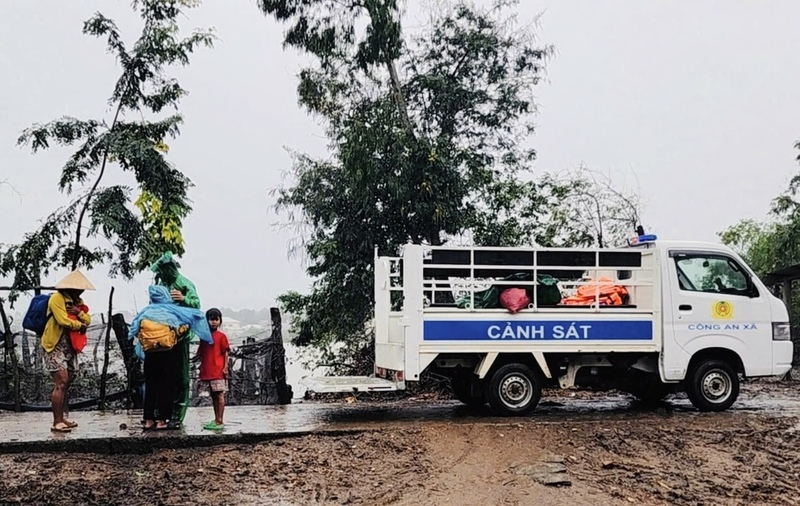 Di dời khẩn cấp toàn bộ 207 hộ dân buôn Jứ. Ảnh: Công an xã Ia Tul.